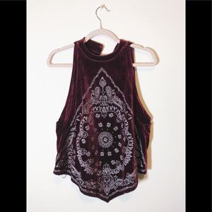 Velvet high neck. Embroidered.